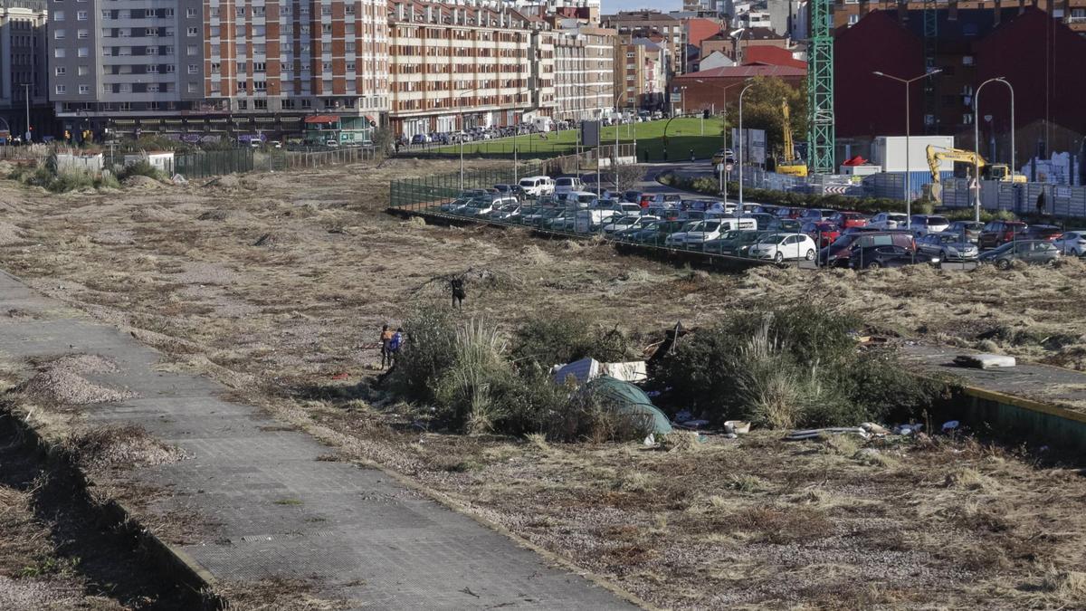 Vista de las tiendas del Solarón tras el incendio del pasado lunes.