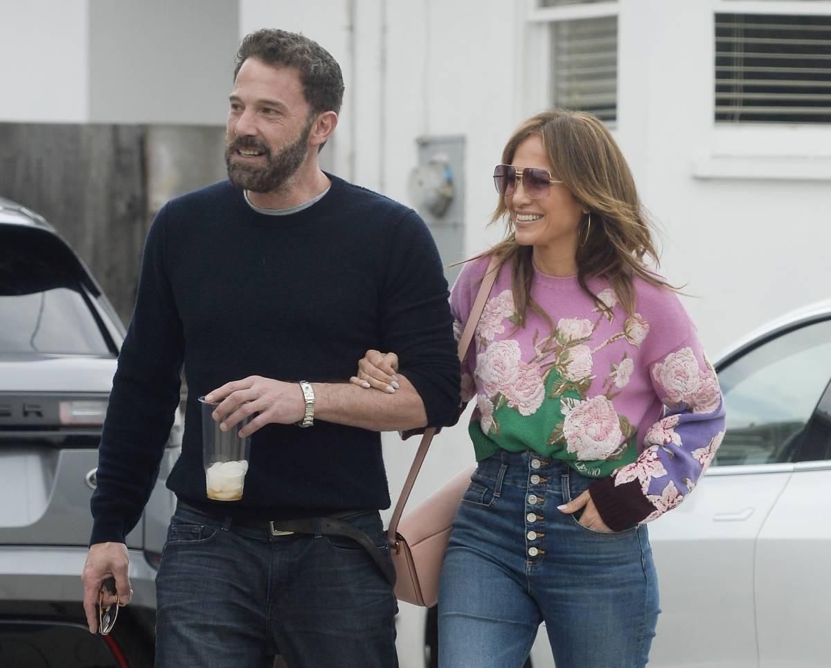 Jennifer Lopez ha recuperado su jersey de flores de Valentino favorito