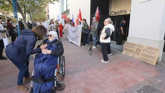 Protesta para reclamar la reanudación del servicio del centro de día de la plaza América