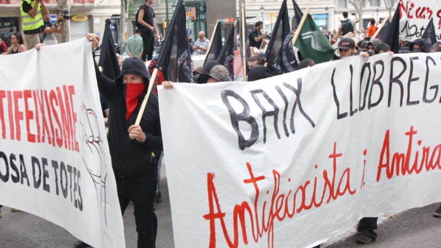 Capçalera de la manifestació organitzada per la Plataforma Antifeixist