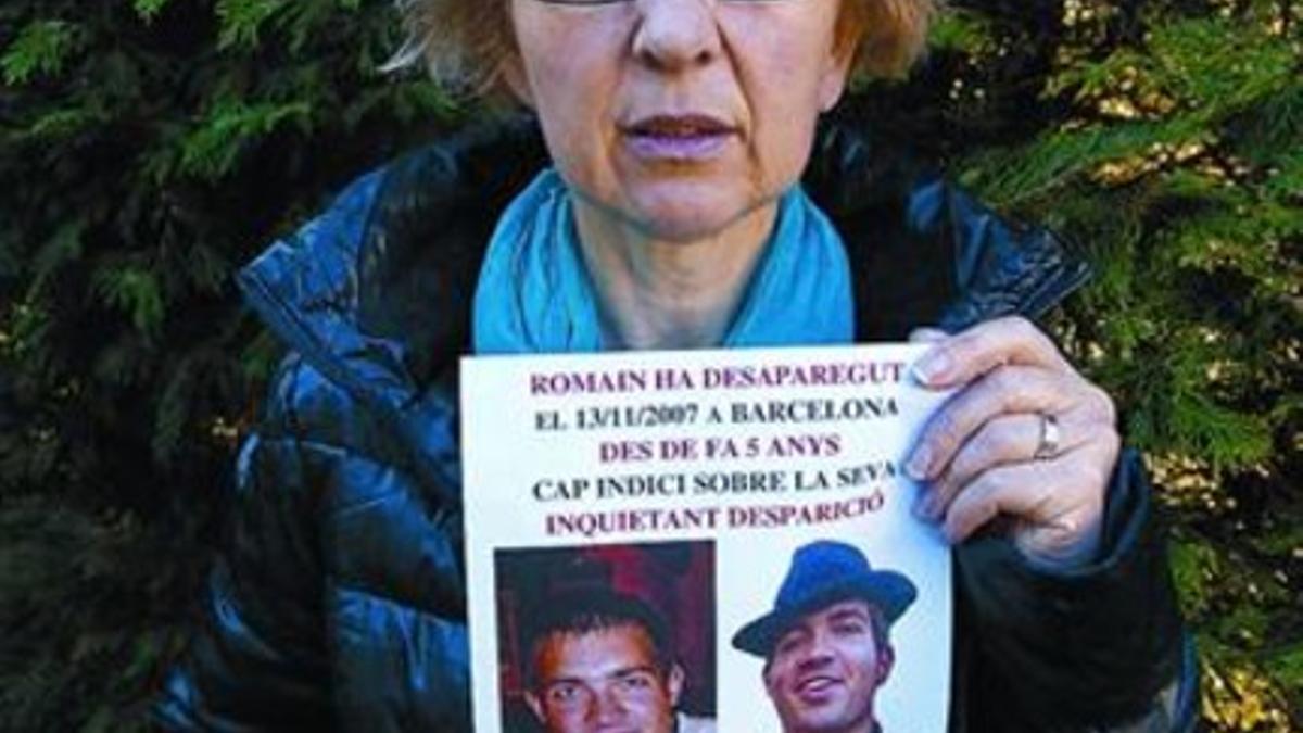 Angustiada 8Mireille Lannuzel muestra un cartel con la imagen de su hijo Romain.