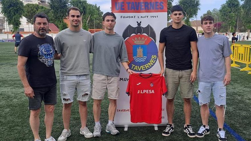 El presidente de la UET con los jóvenes del plantel