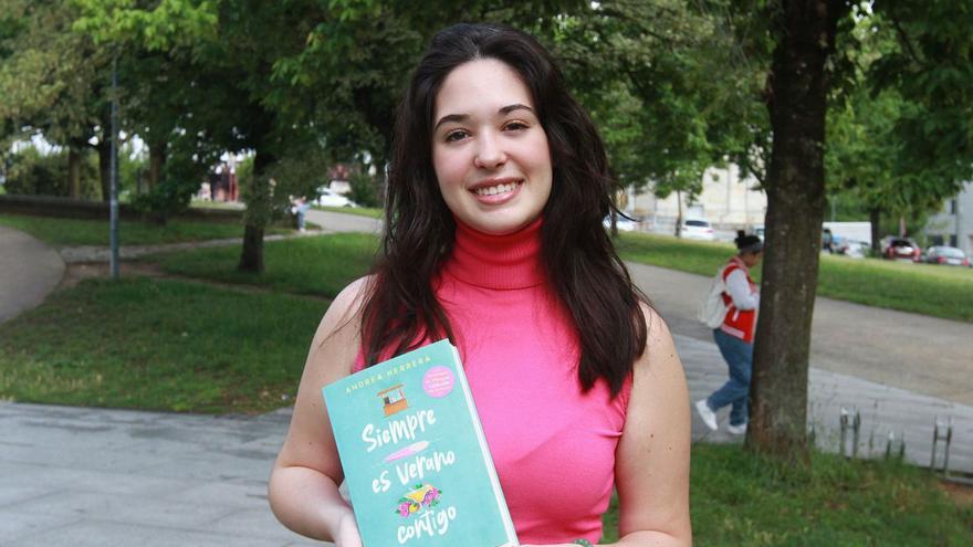 La joven escritora Andrea Patricia Herrero con su cuarta novela ‘Siempre es verano contigo’. |   // I. OSORIO
