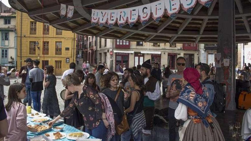 La plaza del Paraguas, durante la &quot;folixa&quot; del Muyeres Fest.