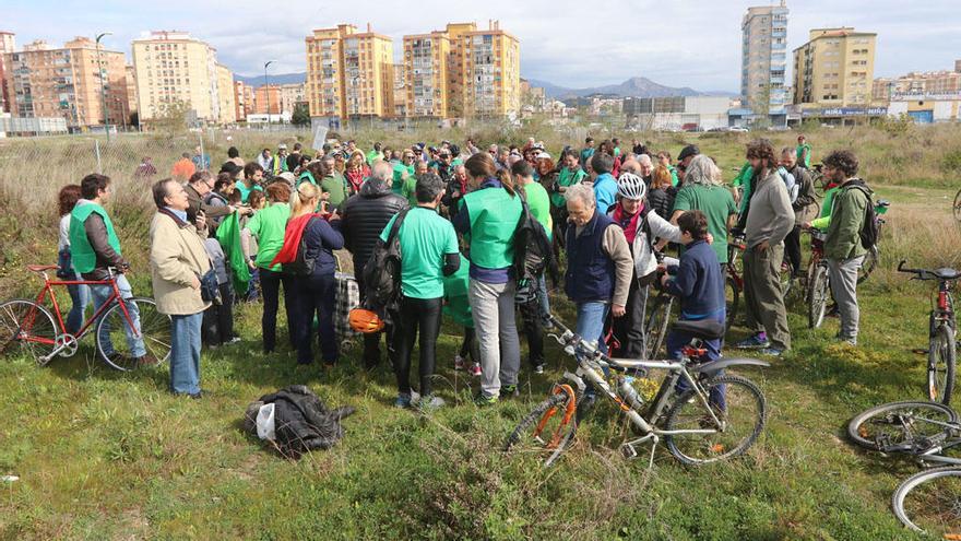 Llegada a los terrenos de Repsol de la I Marcha Ciclista por un bosque urbano en la parcela, el pasado mes de febrero.