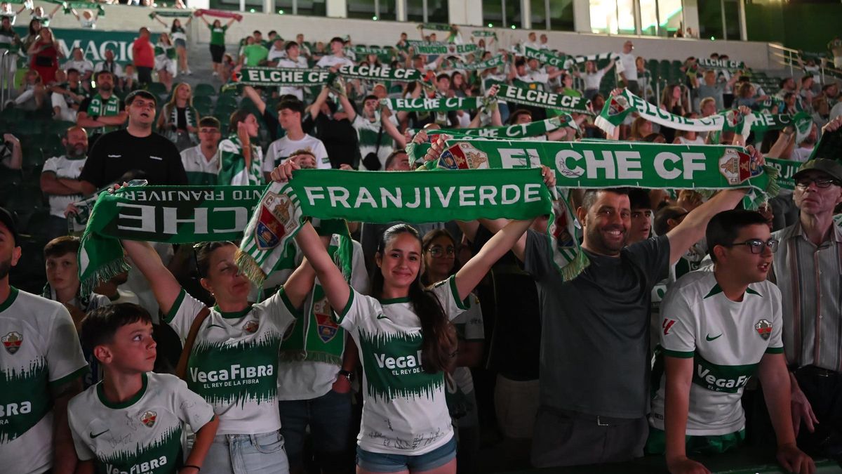 El Elche CF celebra el ascenso a Primera en el Martínez Valero