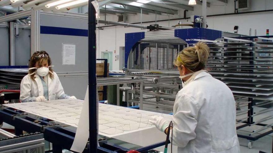 Dos trabajadoras de la antigua planta de Pevafersa en Toro.