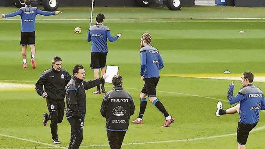 Cristóbal Parralo, entre Hernando y Manjarín, durante el ensayo de ayer en el estadio de Riazor.