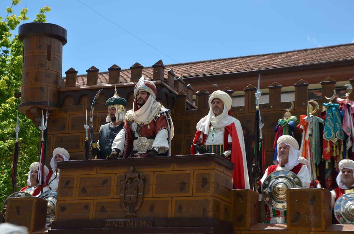 Moros y Cristianos de Petrer 2024: la Embajada de la cruz recupera la villa