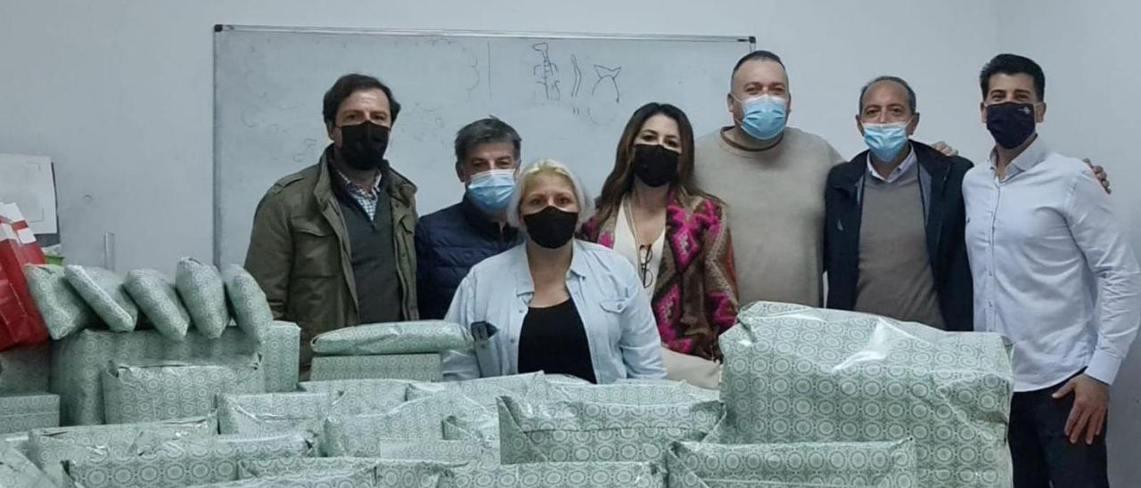 Los impulsores de la Operación Abuelo, en 2021 en plena pandemia, con colaboradores y regalos.