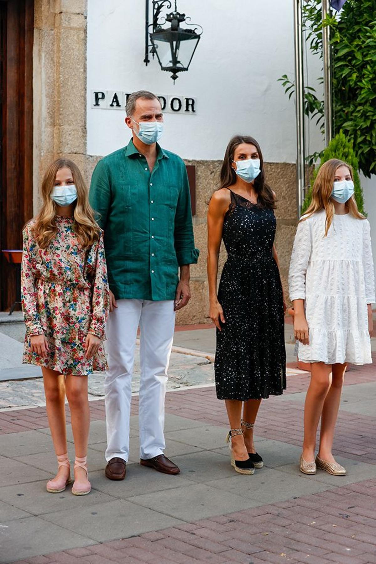 La familia real posando delante de la puerta del parador de Mérida