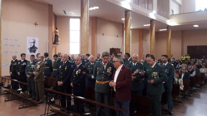 Asistentes a la misa dedicada a la Guardia Civil, ayer, en Mieres.