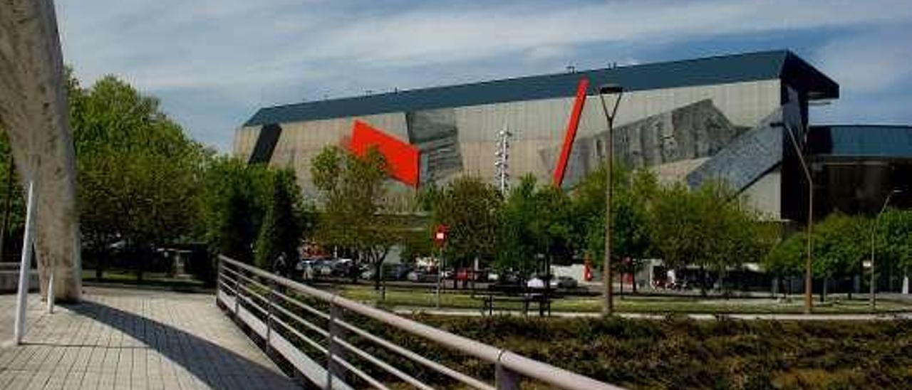 Al fondo, el estadio de El Molinón.