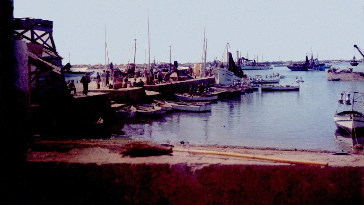 Muelle Mínguez, en 1958, y al fondo las obras de la escollera de levante