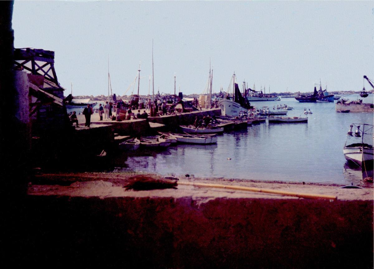 Muelle Mínguez, en 1958, y al fondo las obras de la escollera de levante