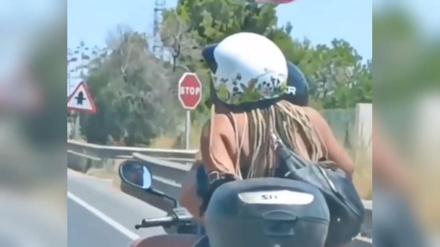 Vídeo: Graban a una pareja practicando sexo en una moto