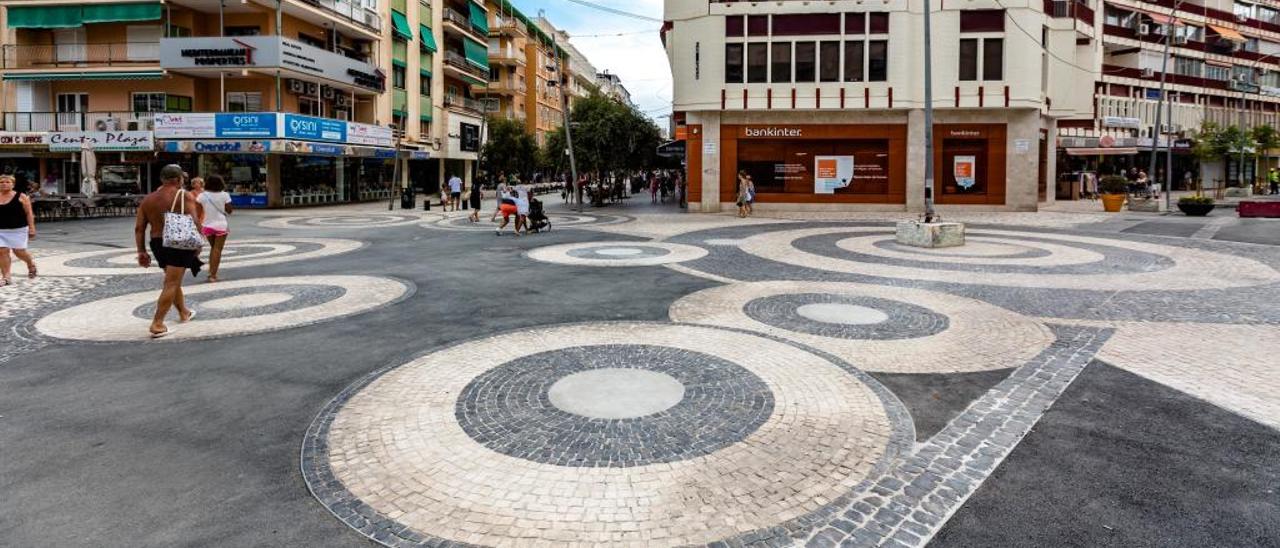 La plaza de la Hispanidad de Benidorm, conocida como plaza Triangular, vuelve a ser transitable tras las obras de remodelación.