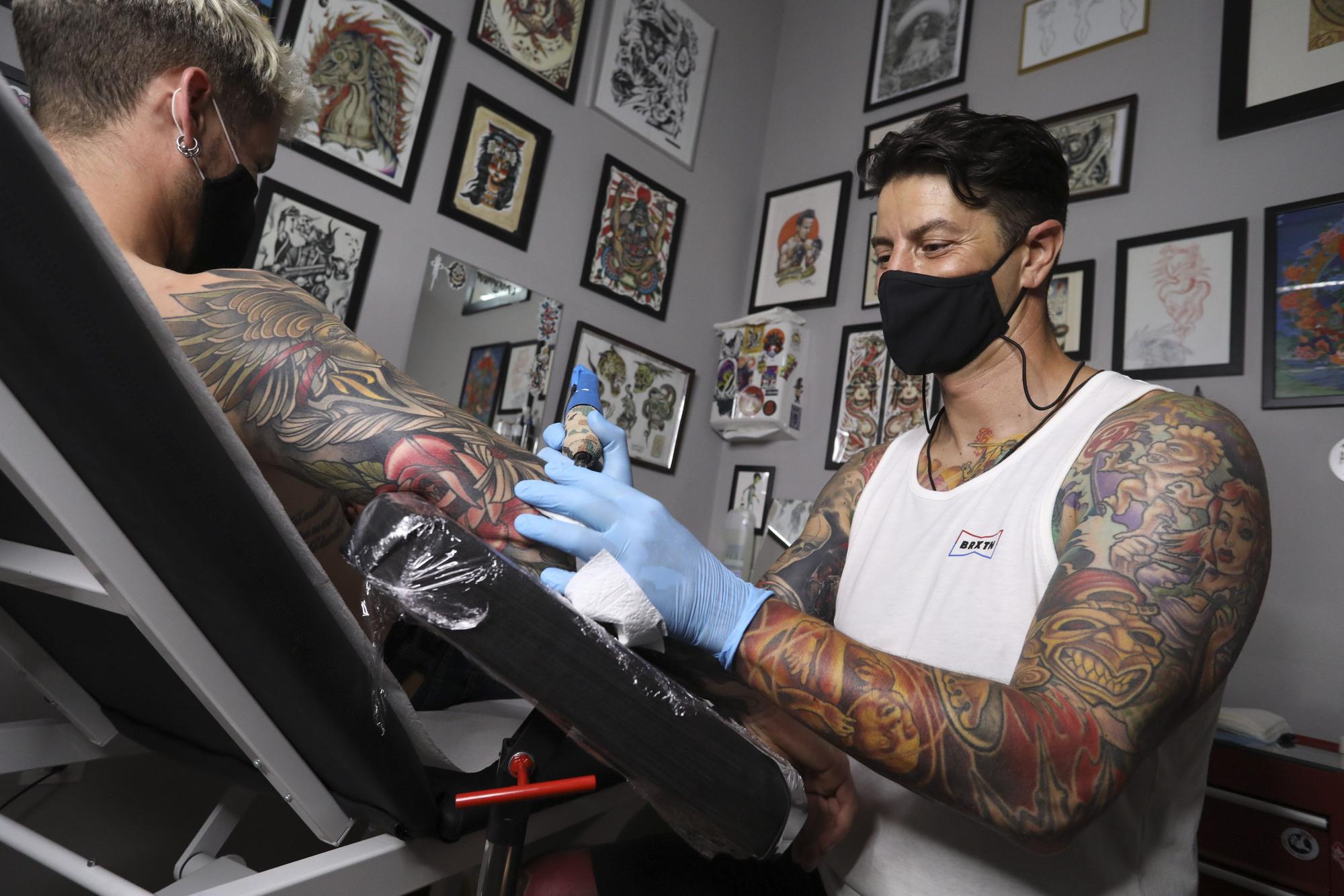 "Resiliencia": el mensaje que llega a los tatuajes tras la pandemia