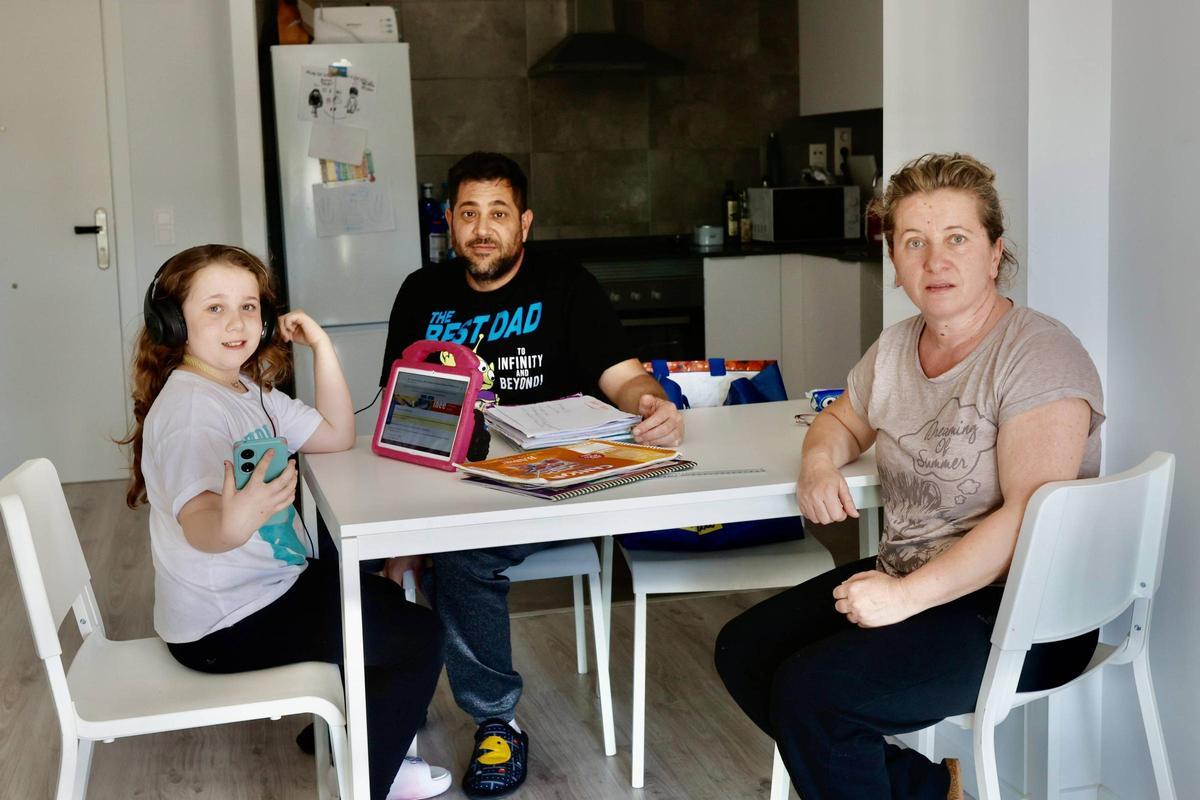 Rafa, Paqui y la pequeña de la casa en el realojo de las Moreras