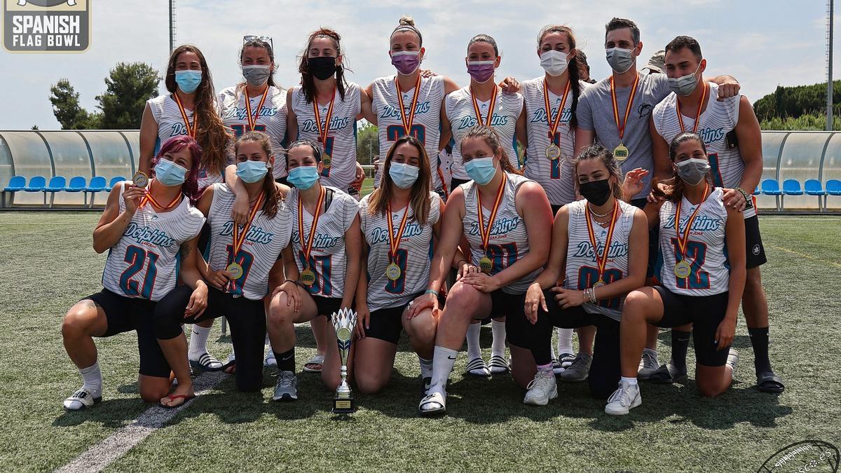 Las jugadoras y el cuerpo técnico de San Juan Dolphins posando con la medalla de campeonas de España.