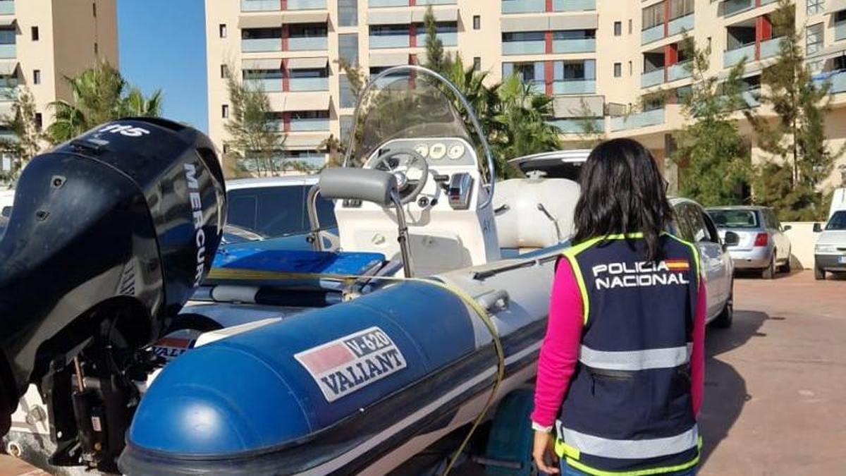 Una de las dos lanchas incautadas por la Policía de Alicante.