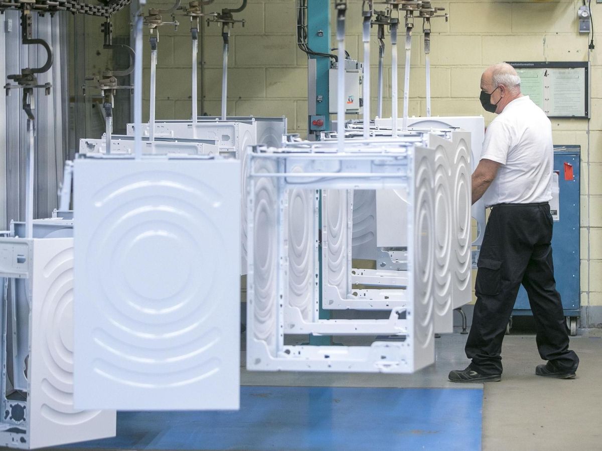 La producció industrial torna a taxes positives al disparar-se un 6,5%