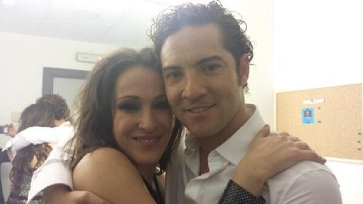 David Bisbal i Malú s’abracen al camerino després d’acabar la gala de ’La voz’. David Bisbal i Malú s’abracen al camerino després d’acabar la gala de ’La voz’.