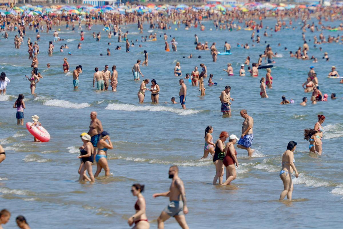 Las playas de València se llenan ante la llegada inminente de una nueva ola de calor