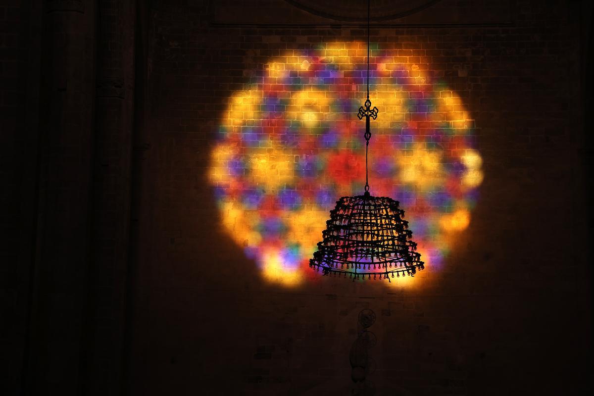 La Fiesta de la Luz en la catedral de Mallorca, un espectacular fenómeno lumínico que se produce dos veces al año cuando la luz del sol atraviesa el rosetón mayor, recorre el interior del templo y se proyecta en la pared de enfrente