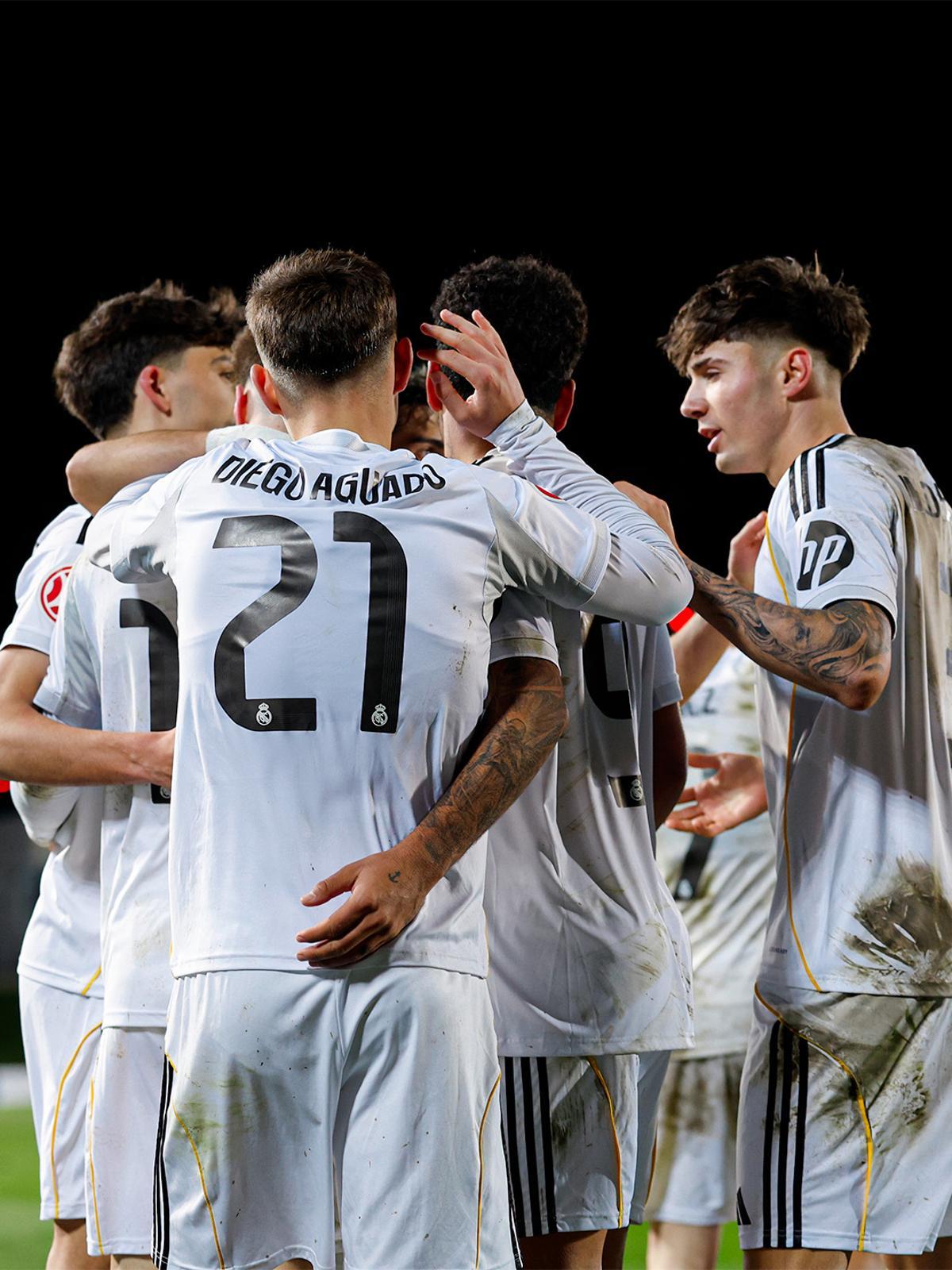 Los jugadores del Madrid Castilla celebran un gol