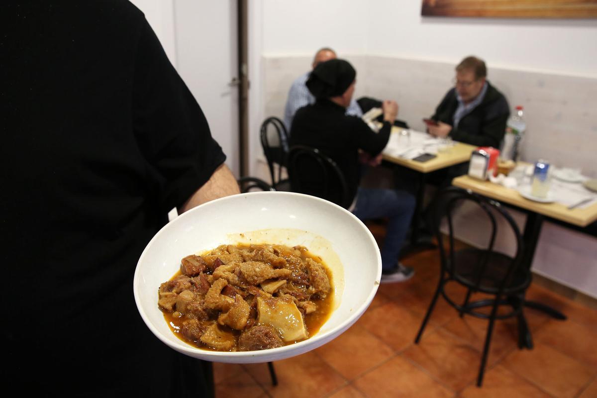Barcelona 24/01/2024 On Barcelona Para la apertura: desayunos de forquilla. Bar restaurante Sant Josep. Los dueños son Pepo Mesa Luque y Montserrat Esteve. En la foto Pepo con unos callos. FOTO DE RICARD CUGAT