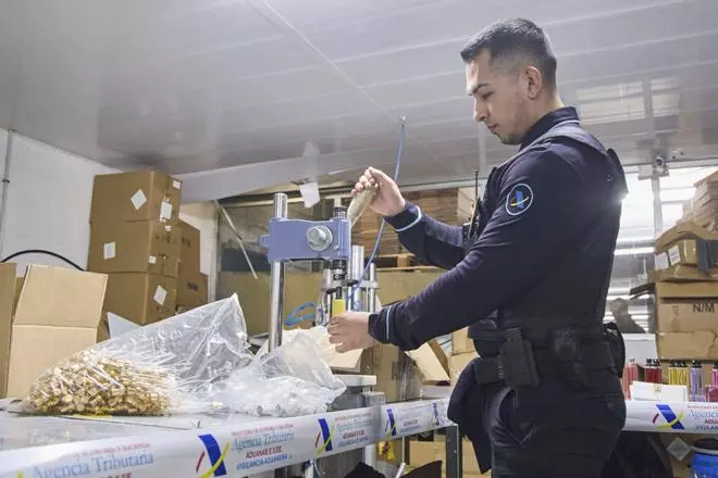 Les imatges de la fàbrica de perfum falsificat de Fogars