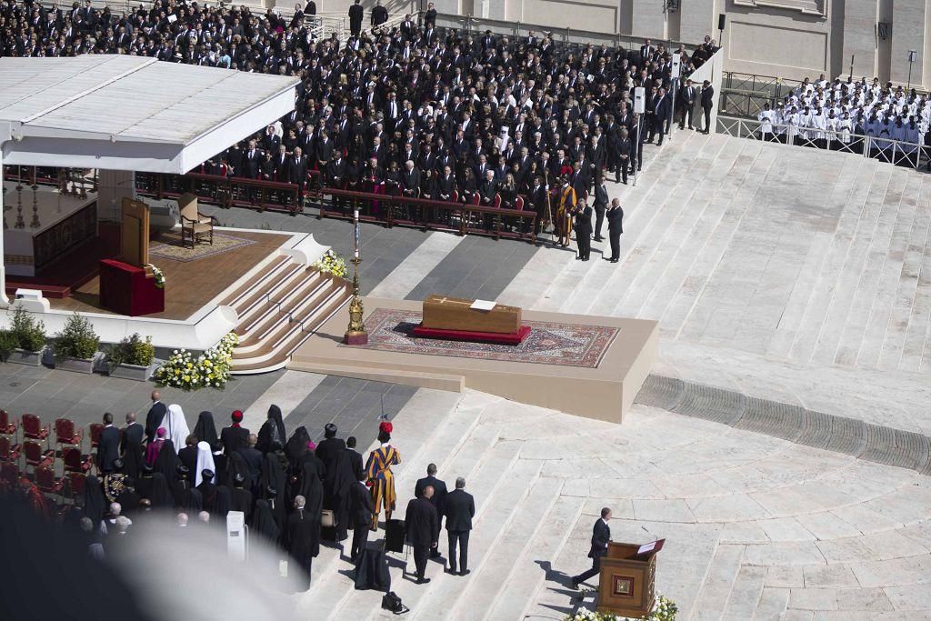 El funeral del papa Francisco en la Plaza de San Pedro del Vaticano, en imágenes