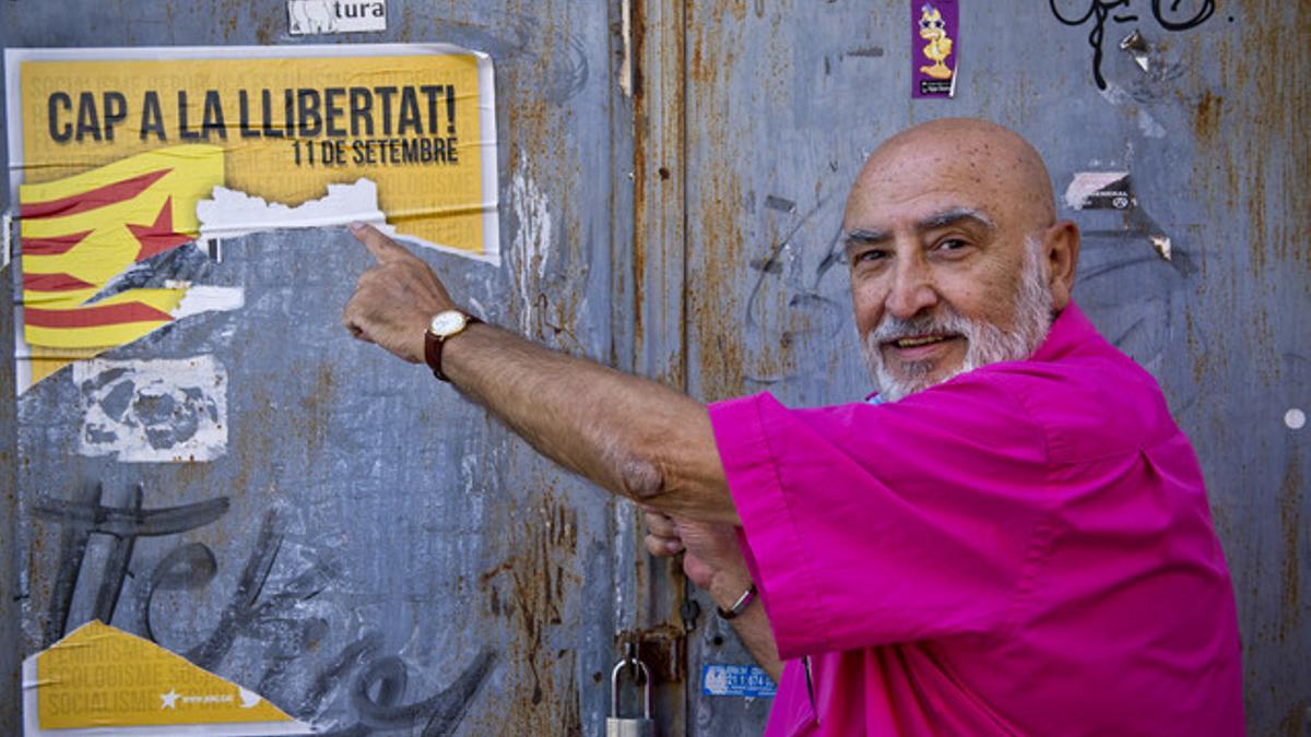 Peret, en Mataró, ante los restos de una pancarta de la Diada, a favor de la libertad.