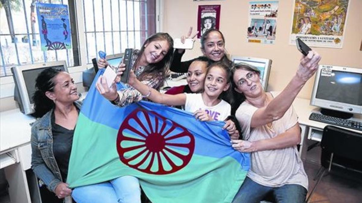 Un grupo de mujeres de la asociación Voces Gitanas con la bandera gitana.