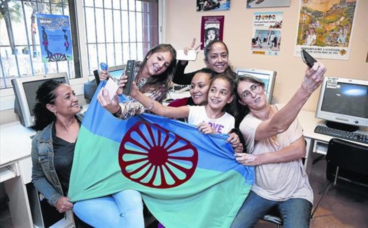 Un grup de dones de l’associació Voces Gitanas amb la bandera gitana.