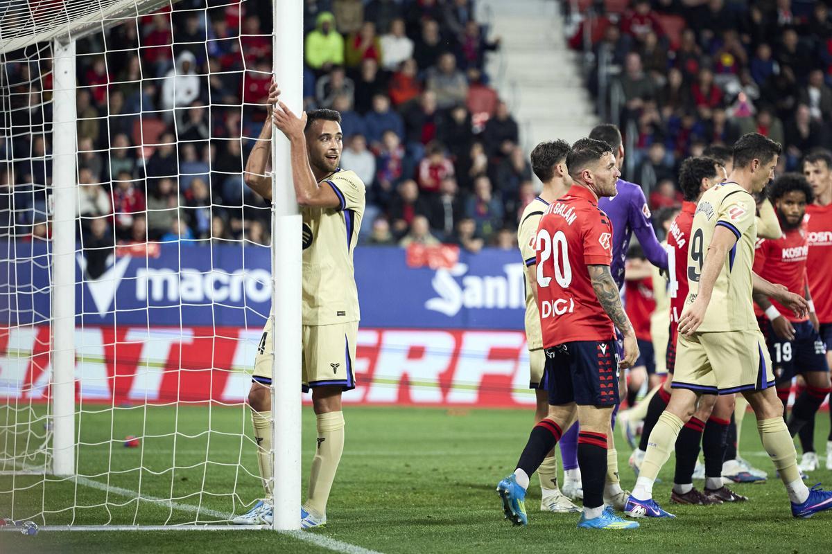 Eric espera junto al poste durante el partido ante Osasuna.