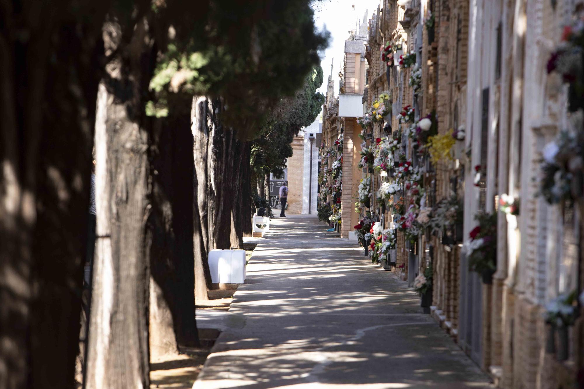 Día de Todos los Santos en el cementerio municipal de Alzira