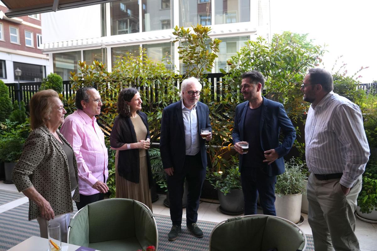 Arantza Sarasola, vicepresidenta de Prensa Ibérica; Javier Moll, presidente de Prensa Ibérica; Gemma Martínez, directora de ‘El Periódico’; Álex Sàlmon, director del suplemento ‘abril’; Carlos del Amor, periodista y escritor, y Armando Huerta, director de ‘El Periódico de España’