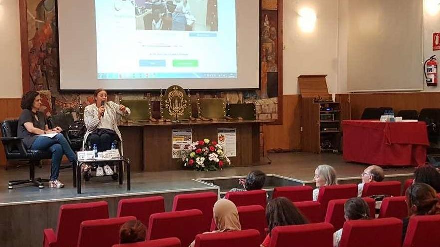 Nadia Otmani junto a Cristina Mateos durante su intervención en las jornadas técnicas sobre interculturalidad.