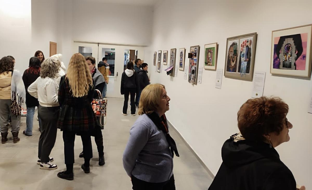 Un moment de la inauguració de l'exposició col·lectiva.