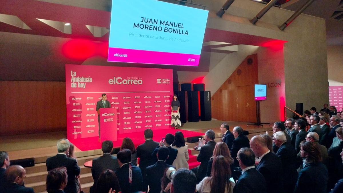 El presidente de la Junta, Juanma Moreno, en su intervención en el lanzamiento de 'El Correo de Andalucía' en Sevilla.