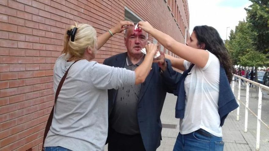 Un home, ajudat després de rebre un cop per part d&#039;agents de la Guàrdia Civil, a Sant Joan.