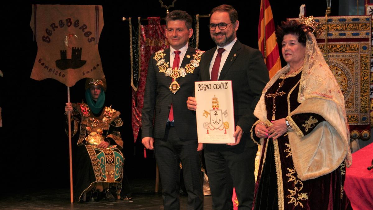 El alcalde, Diego José Mateos, tras recibir el ‘Regni Clavis’, de manos del presidente de la Federación San Clemente, Luis Torres del Alcázar, y la camarera del Patrón, Soledad del Alcázar, que encarna en las fiestas a Isabel la Católica.