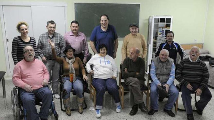 Noemí Miranda (primera por la izda.), junto a parte de los integrantes del grupo de teatro de Adaceco. / j. varela