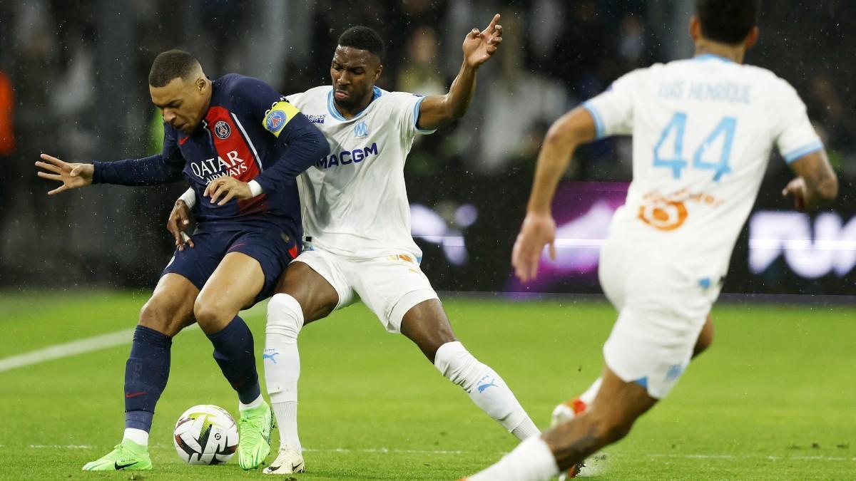 Mbappé pugna por la posesión durante 'Le Classique'