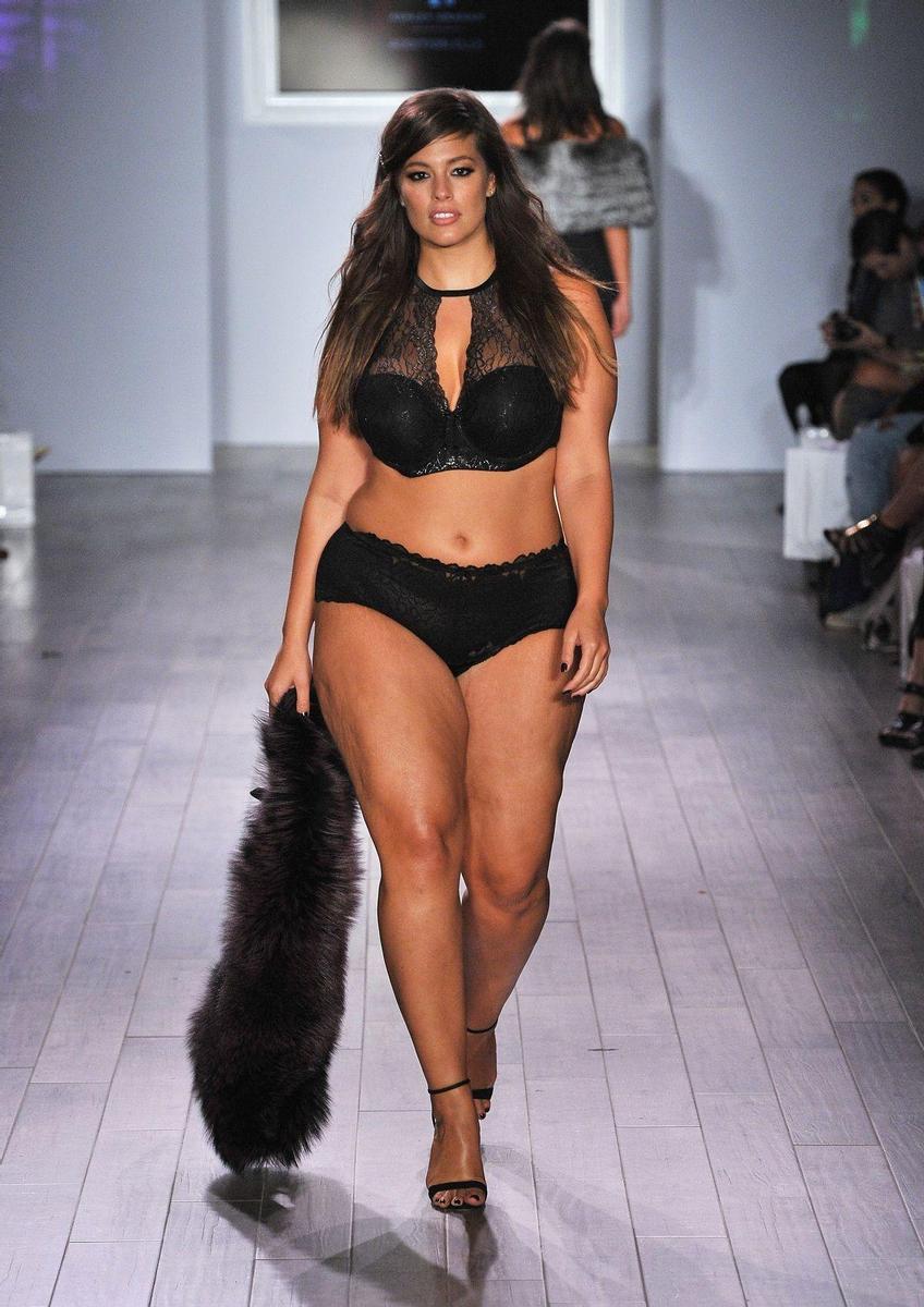 Ashley Graham desfilando con unos de sus modelos de lencería en Nueva York