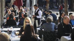 Camareros en una terraza de la Placa Reial. 