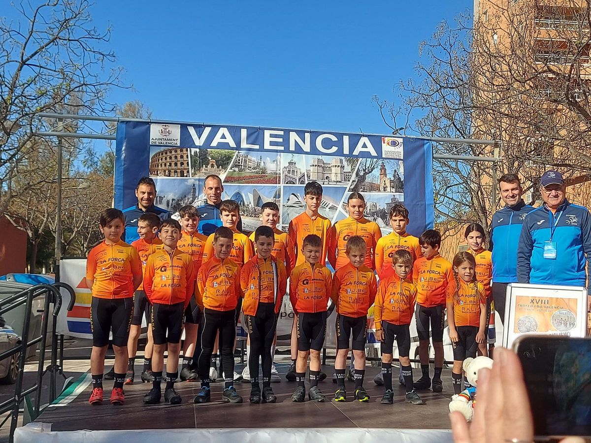 Ciclistas de la escuela La Forca de Aiacor.