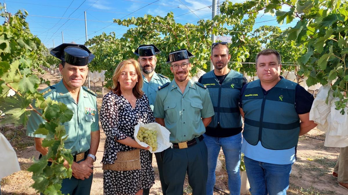 El Equipo Roca de la Guardia Civil de Ibi con coronel jefe de la Comandancia de Alicante y la subdelegada del Gobierno.